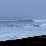 台風スウェルのようだ！